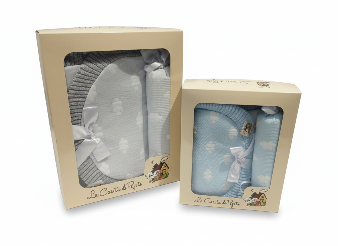 SET REGALO COLCHA Y COJIN NUBES. LA CASA DE PEPITO
