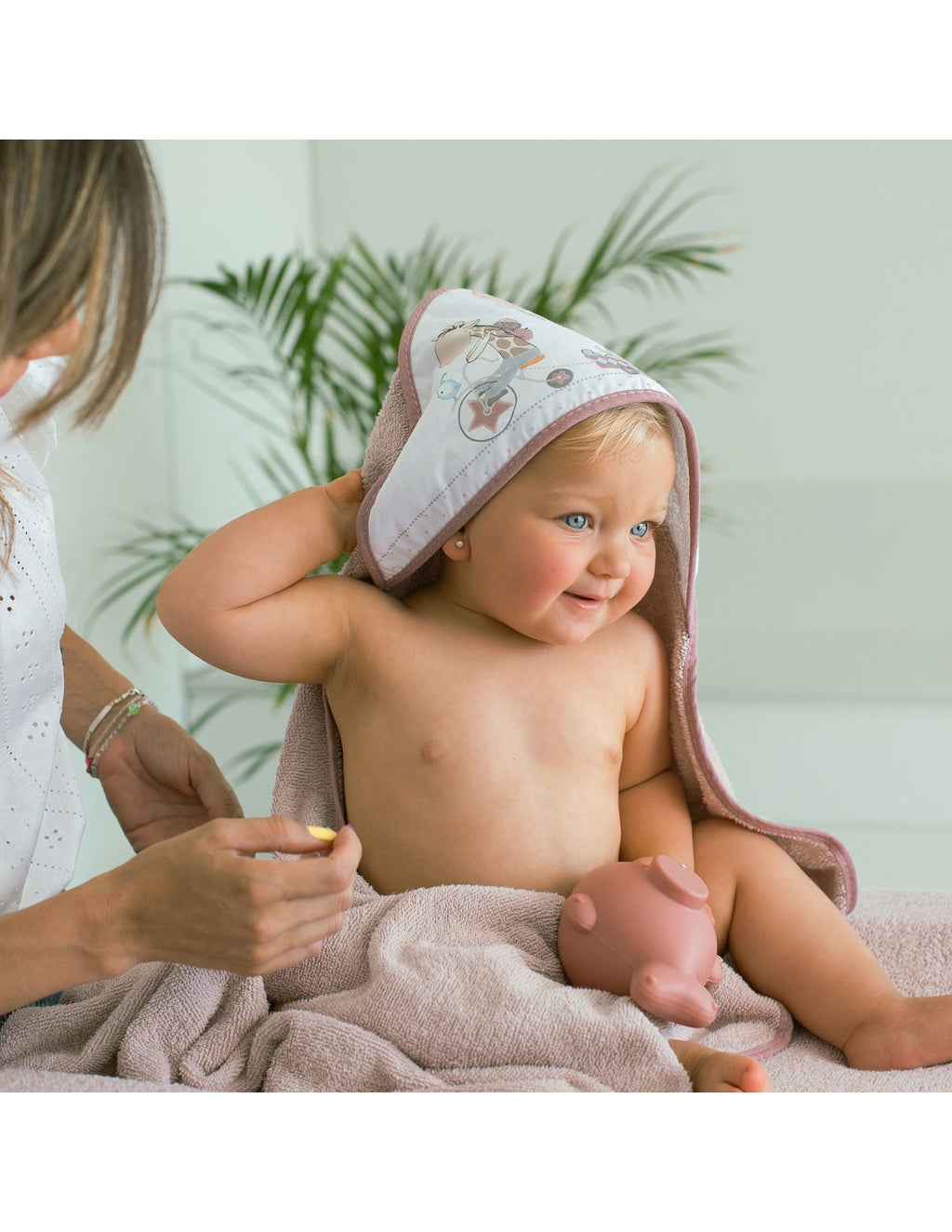 CAPA DE BAÑO Y GORRO  ELEFANTES INTERBABY